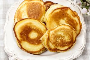 Для идеально пышных оладий нужно, чтобы все ингредиенты были комнатной температуры