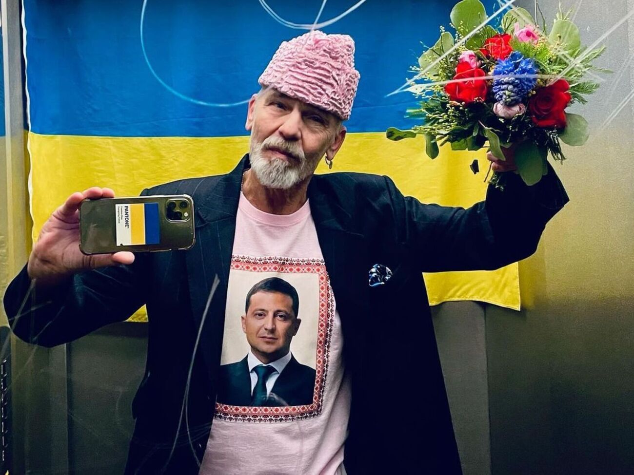 Немецкий стилист и дизайнер Франк Питер Уайлд 25 января выложил в сеть селфи, на котором запечатлен в футболке с изображением Зеленского