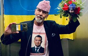 Немецкий стилист и дизайнер Франк Питер Уайлд 25 января выложил в сеть селфи, на котором запечатлен в футболке с изображением Зеленского