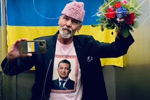 Немецкий стилист и дизайнер Франк Питер Уайлд 25 января выложил в сеть селфи, на котором запечатлен в футболке с изображением Зеленского