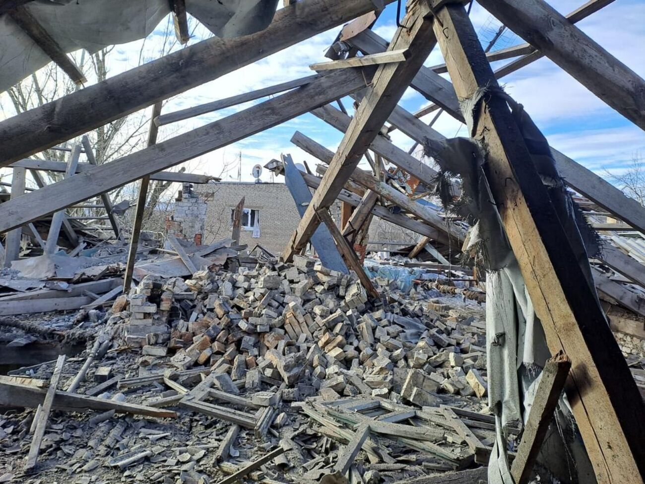 Уночі загарбники вдарили по Олексієво-Дружківці, там зруйновано три будинки, пошкоджено 10 будинків та інтернат