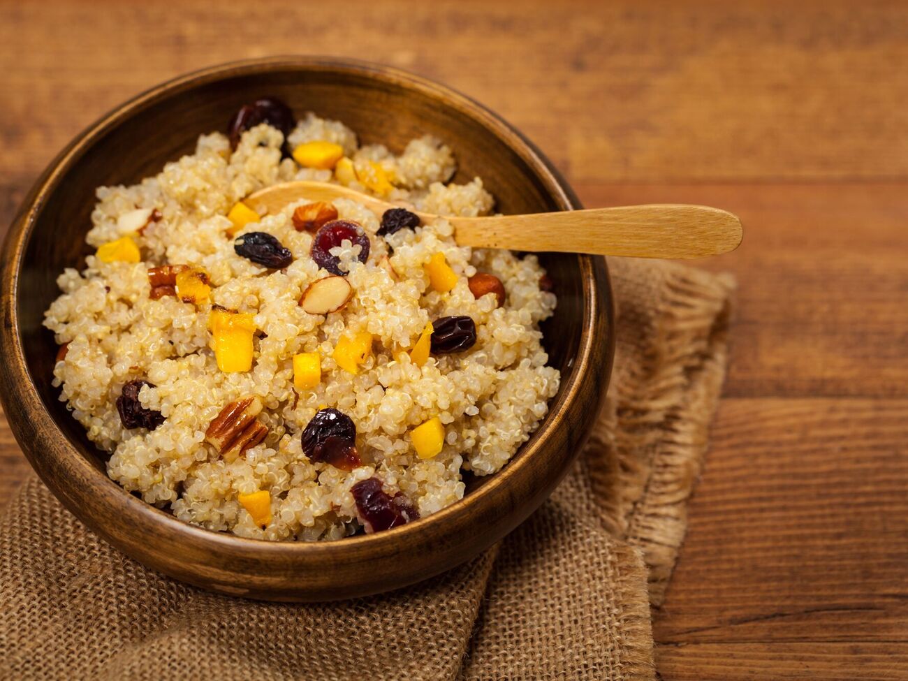 Кашу из киноа рекомендуется хранить в холодильнике в герметичном контейнере до пяти дней