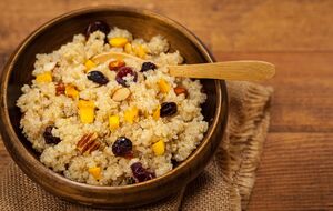 Кашу из киноа рекомендуется хранить в холодильнике в герметичном контейнере до пяти дней