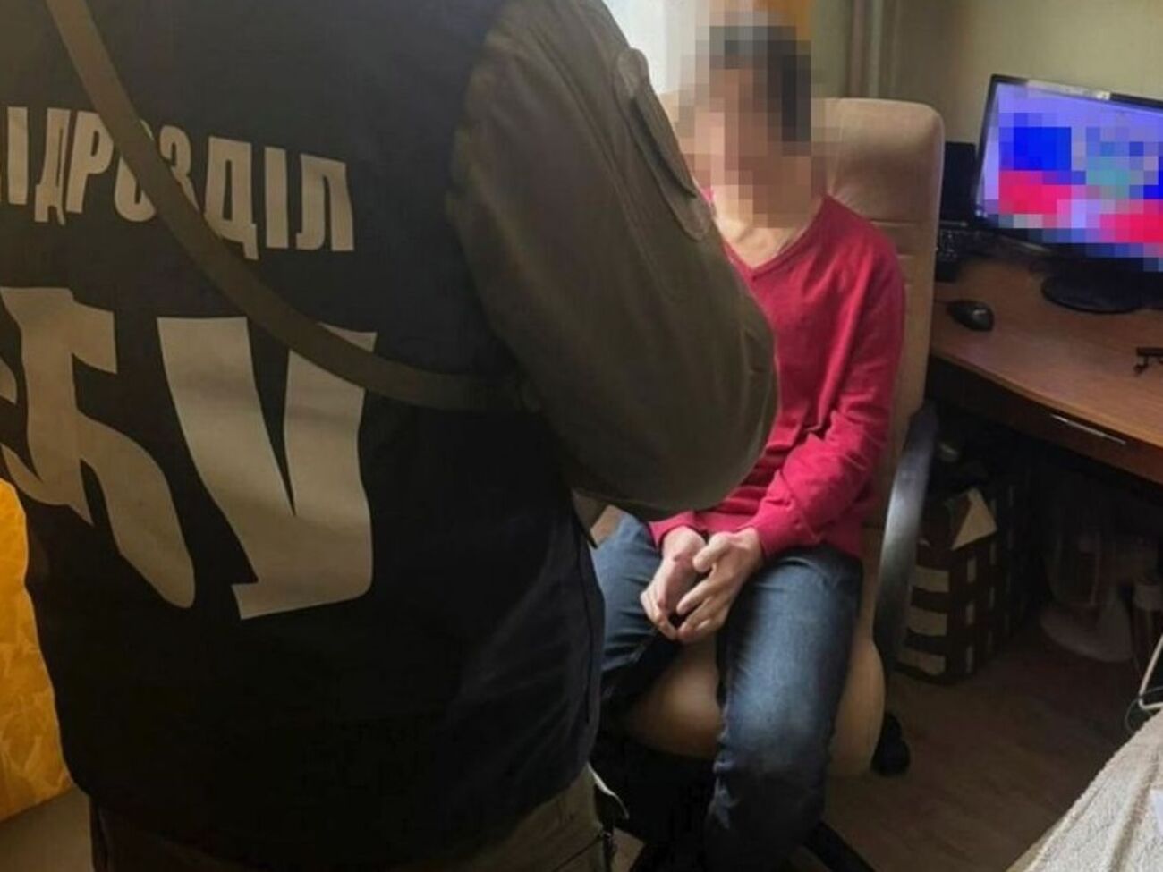 За даними слідства, спеціаліста в IT-сфері ФСБ залучила до співпраці через спеціалізований Telegram-канал хакерських спільнот