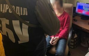 За даними слідства, спеціаліста в IT-сфері ФСБ залучила до співпраці через спеціалізований Telegram-канал хакерських спільнот