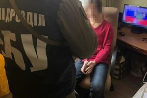 По данным следствия, специалиста в IT-сфере ФСБ привлекла к сотрудничеству через специализированный Telegram-канал хакерских сообществ