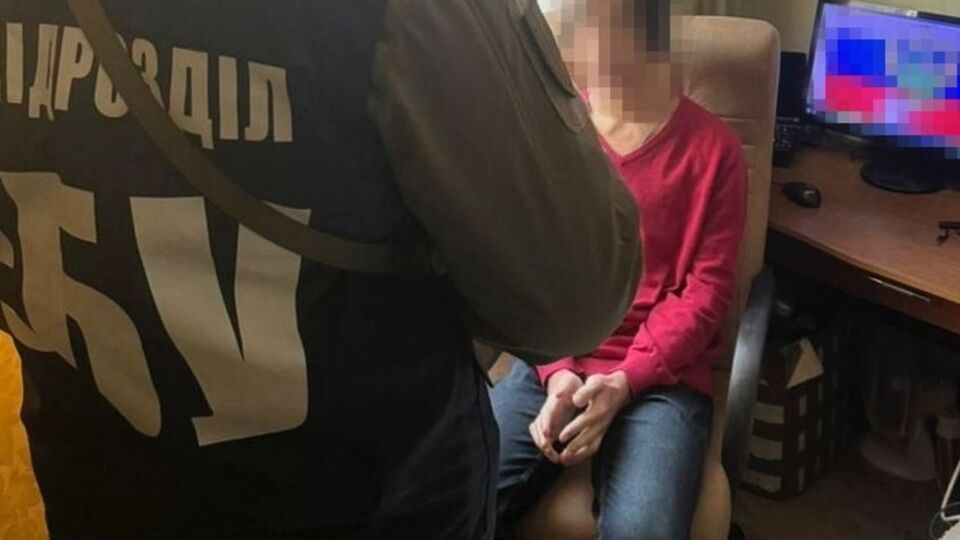 За даними слідства, спеціаліста в IT-сфері ФСБ залучила до співпраці через спеціалізований Telegram-канал хакерських спільнот