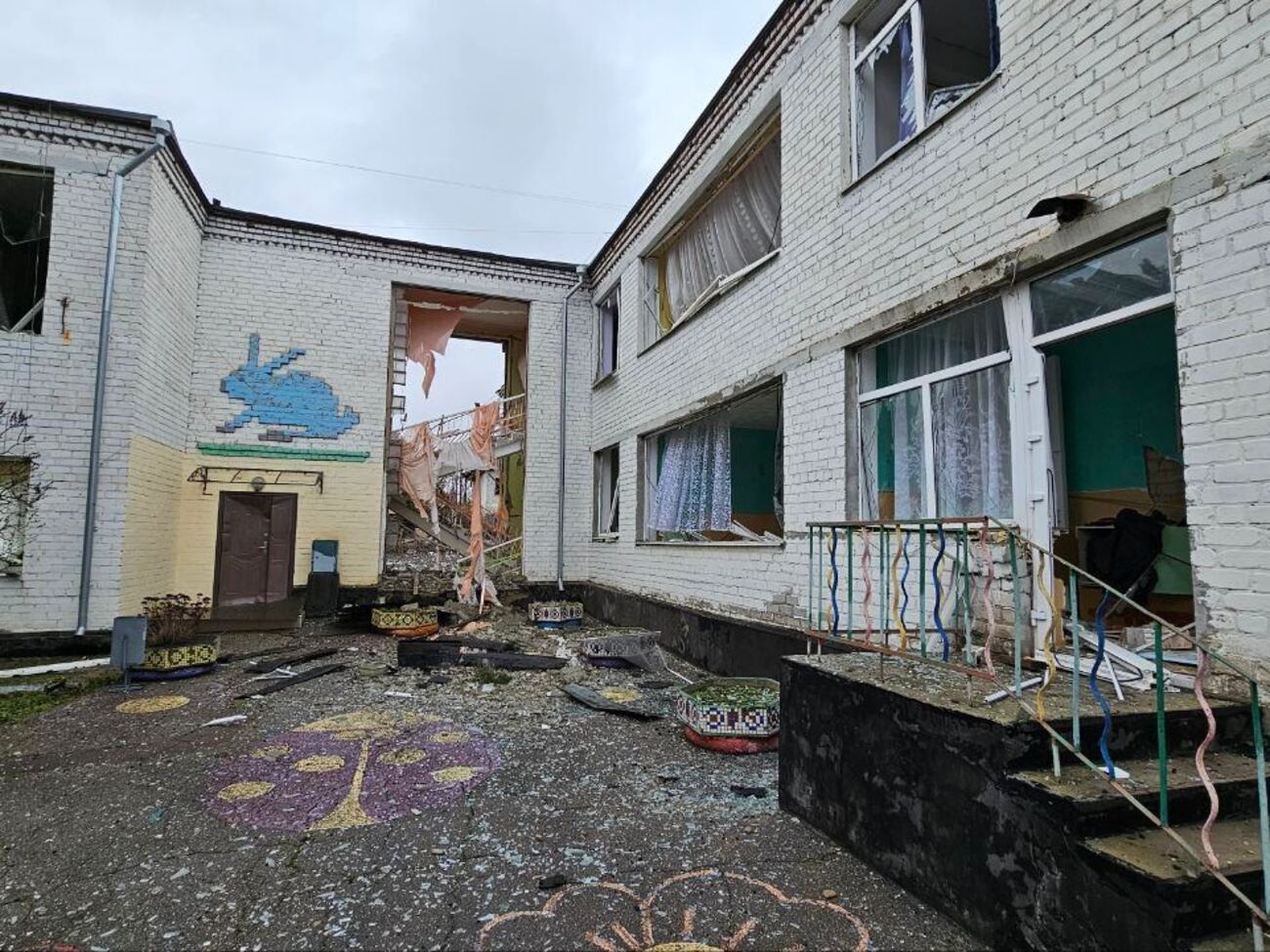 У Херсоні окупанти обстріляли дитячий садок, багатоповерхівку і будівлю торговельного центру