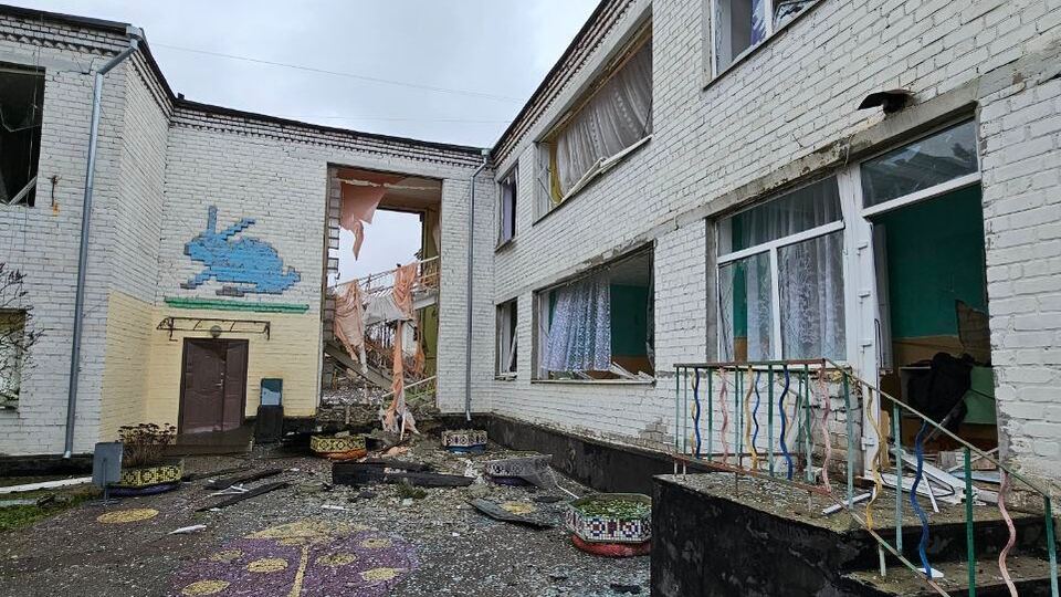 У Херсоні окупанти обстріляли дитячий садок, багатоповерхівку і будівлю торговельного центру