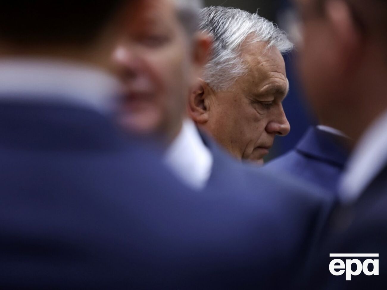 По данным Politico, после "многих лет мягкого подхода" к Орбану европейские дипломаты дали понять, что готовы пойти на "ядерный вариант"