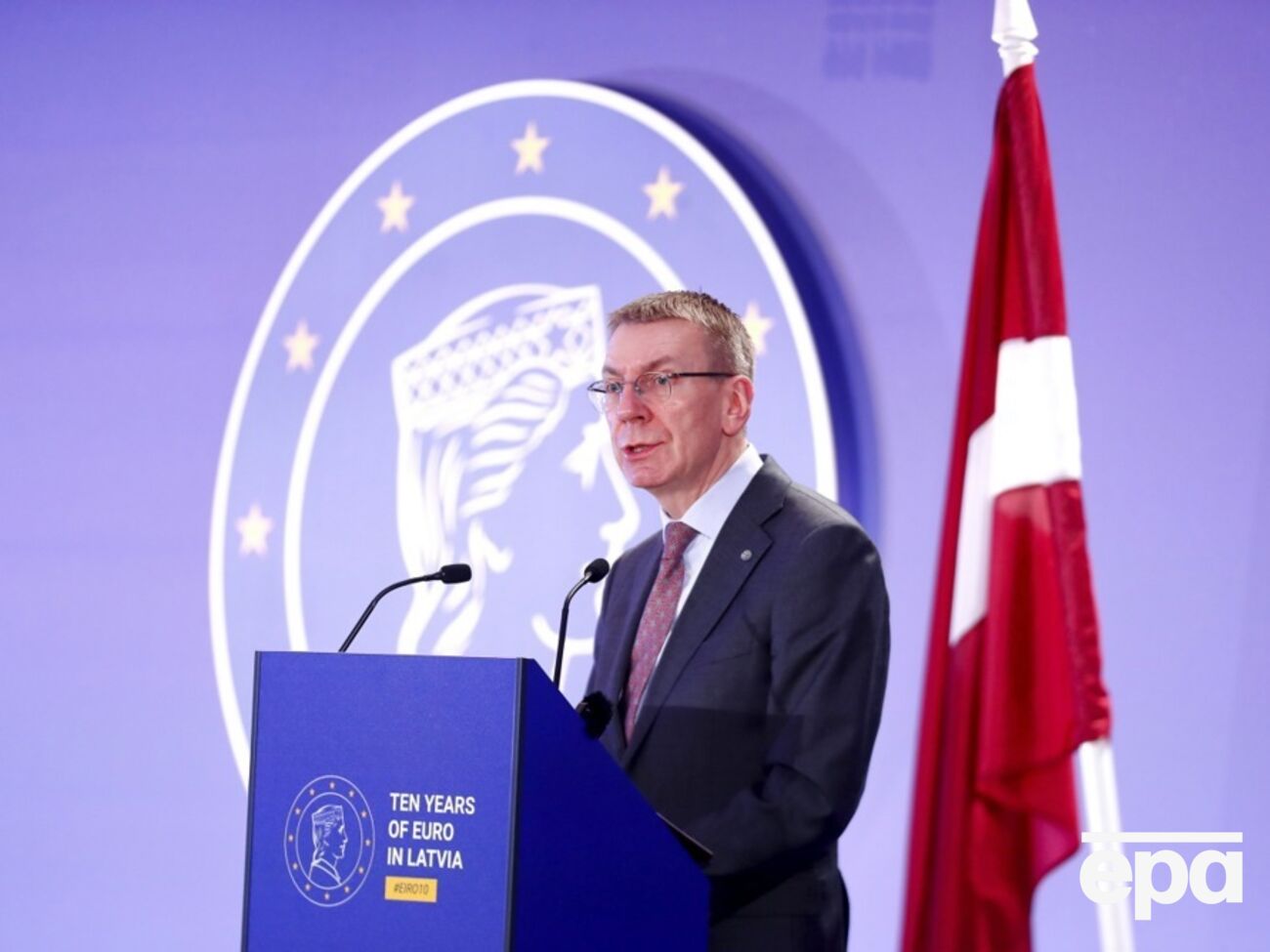 Серед альтернативних варіантів Рінкевичс назвав виділення коштів траншами