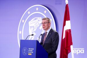 Серед альтернативних варіантів Рінкевичс назвав виділення коштів траншами