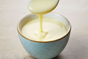 Если перед приготовлением добавить в смесь сухое молоко, сгущенка будет иметь более светлый оттенок