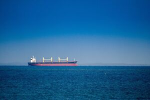 За даними ЗМІ, в танкерах, що застрягли, залитий обсяг нафти, який можна порівняти із 45 днями видобутку