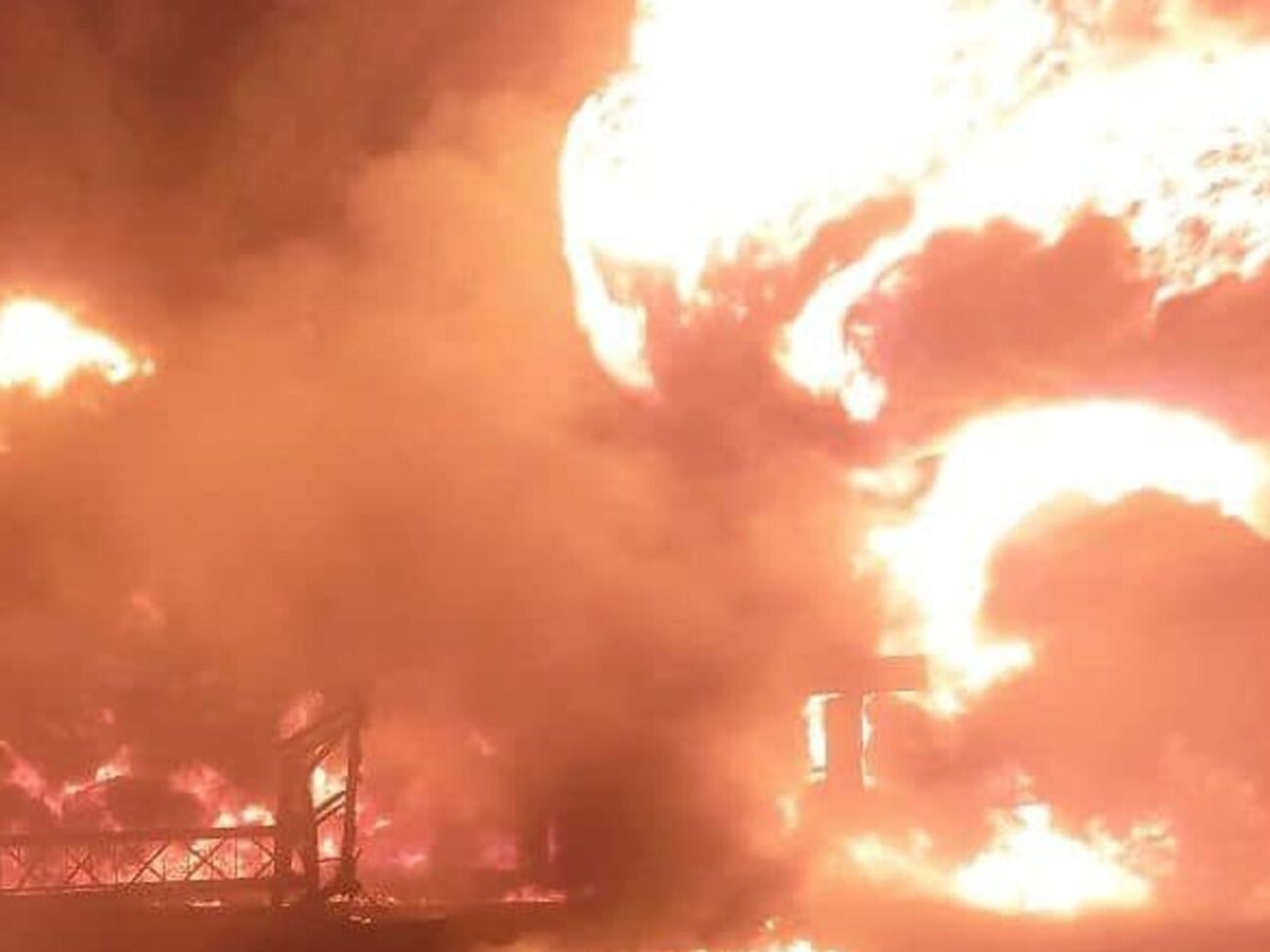 В Полтавской ОВА сообщили, что ликвидация пожара в результате российской атаки по промышленному объекту в Кременчугском районе продолжается