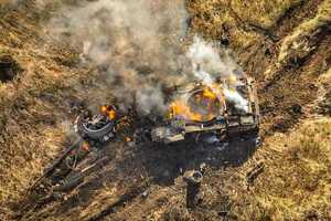 Силы обороны Украины уничтожили танк Т-80 оккупантов, атаковав его FPV-дроном