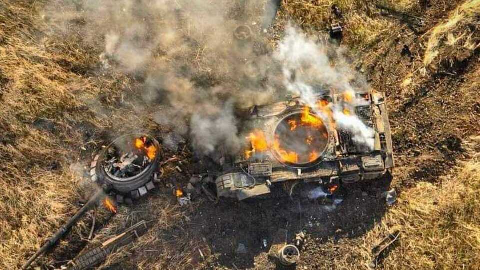 Сили оборони України знищили танк Т-80 окупантів, атакувавши його FPV-дроном
