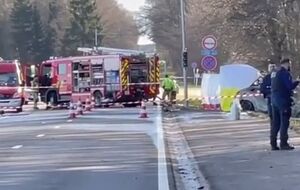 По данным СМИ, самолет врезался в припаркованный автомобиль