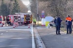 За даними ЗМІ, літак врізався у припаркований автомобіль