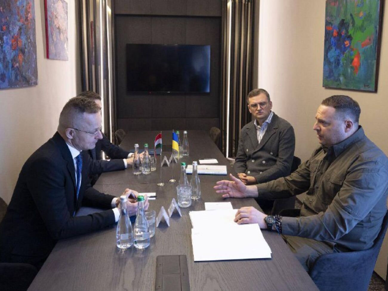 Переговоры ведут главы МИД и Офиса президента Украины