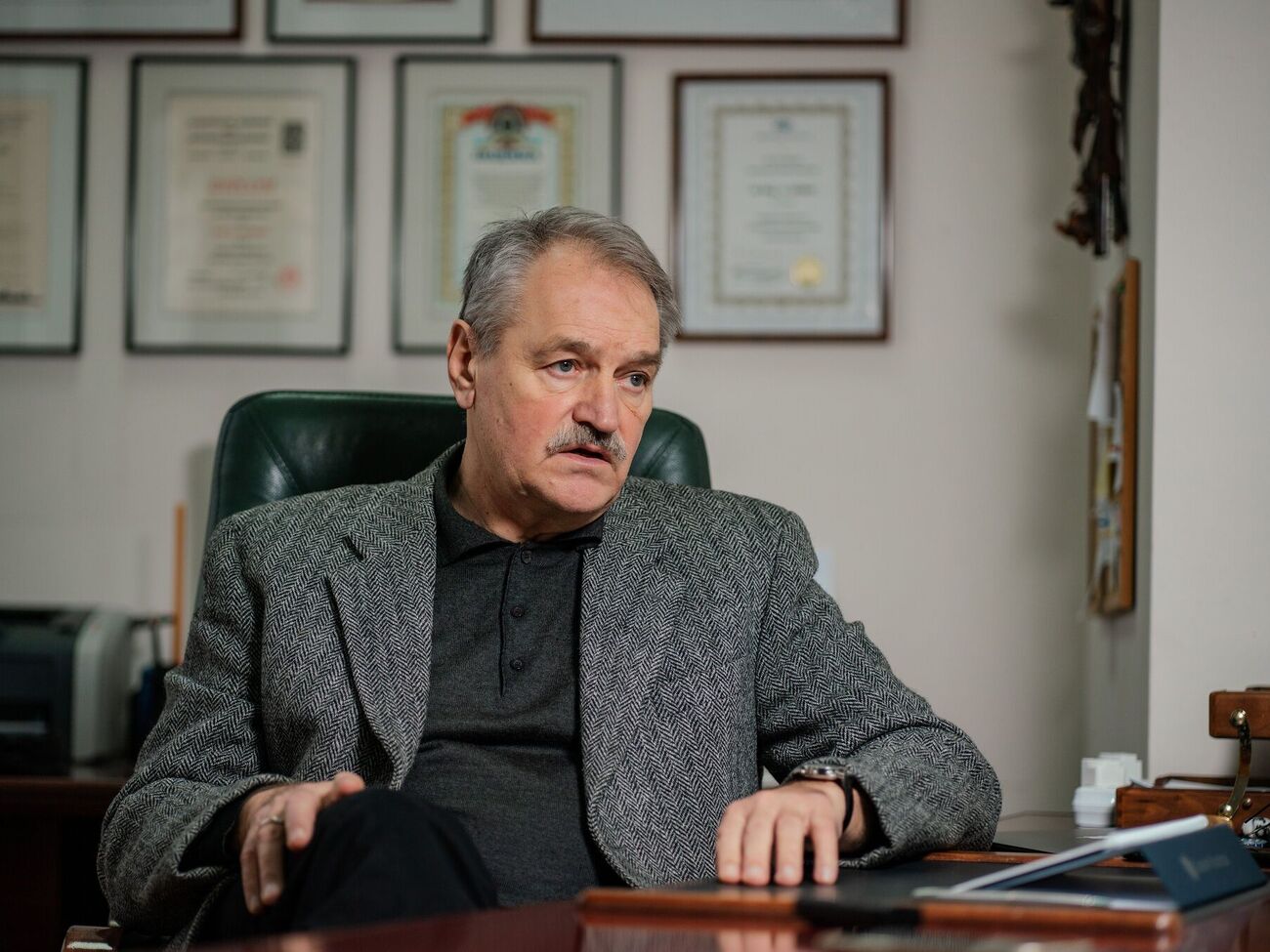 Чабан: У меня много пациентов, которые находятся за границей. Страдания одинаковы. И там, и там тревоги, бессонница, подавленность, астения. О чувстве вины довольно часто слышу, потому что здесь кто-то, а они выехали