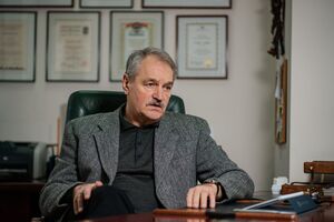 Чабан: У меня много пациентов, которые находятся за границей. Страдания одинаковы. И там, и там тревоги, бессонница, подавленность, астения. О чувстве вины довольно часто слышу, потому что здесь кто-то, а они выехали