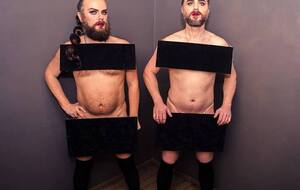 Музиканти зазвичай виступають без одягу й білизни