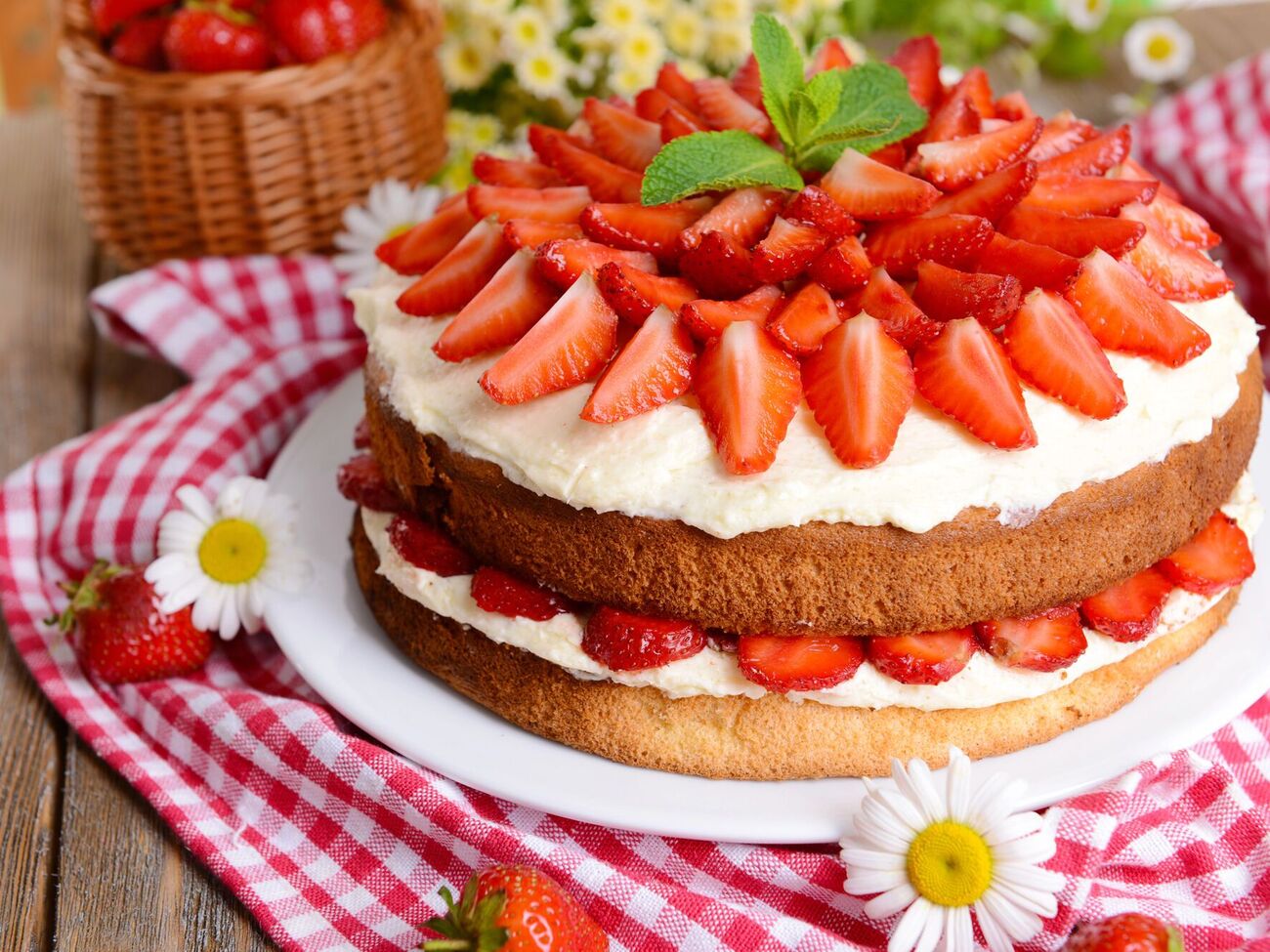 Хименес-Браво рекомендует украсить торт клубникой