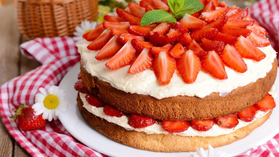 Хименес-Браво рекомендует украсить торт клубникой