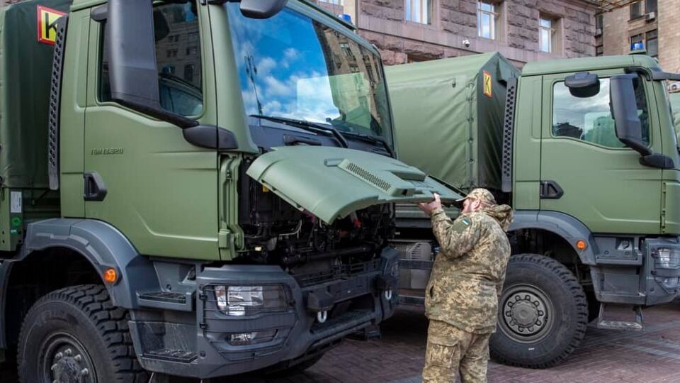 Віталій Кличко розповів, що за кошти громади міста захисники придбали автівки, майже 3 тис. дронів, необхідне спорядження