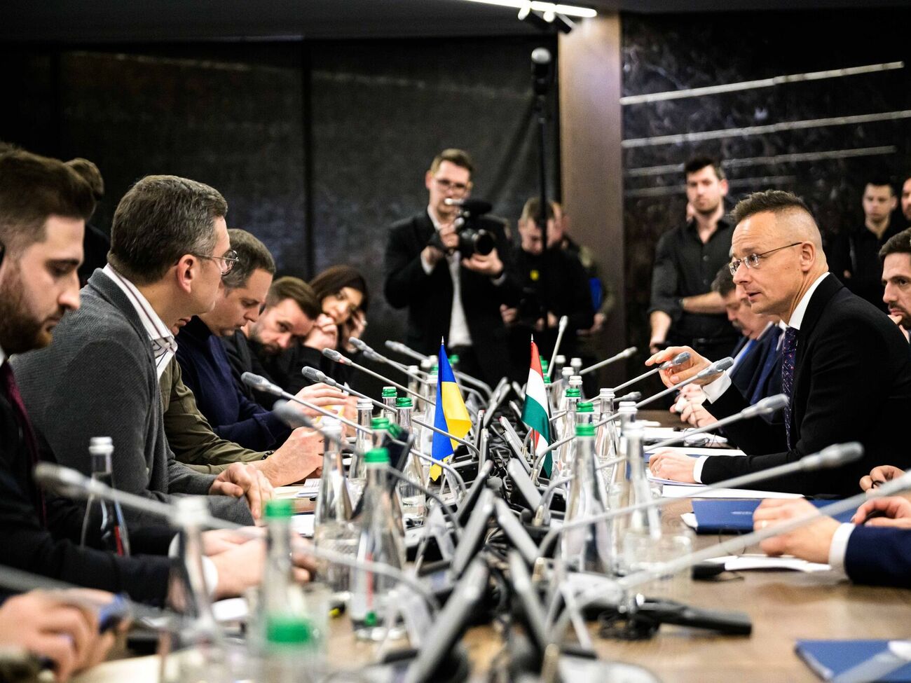 Сийярто (справа) рассказал, что на встрече с Ермаком и Кулебой вопрос о гарантиях безопасности для Украины не обсуждался