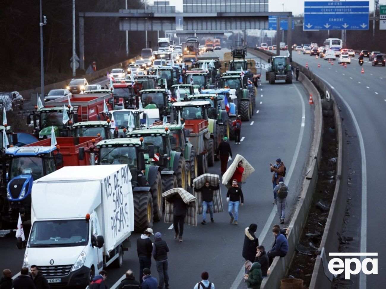 На дороги выехали сотни тракторов