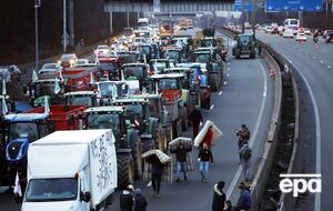 На дороги выехали сотни тракторов