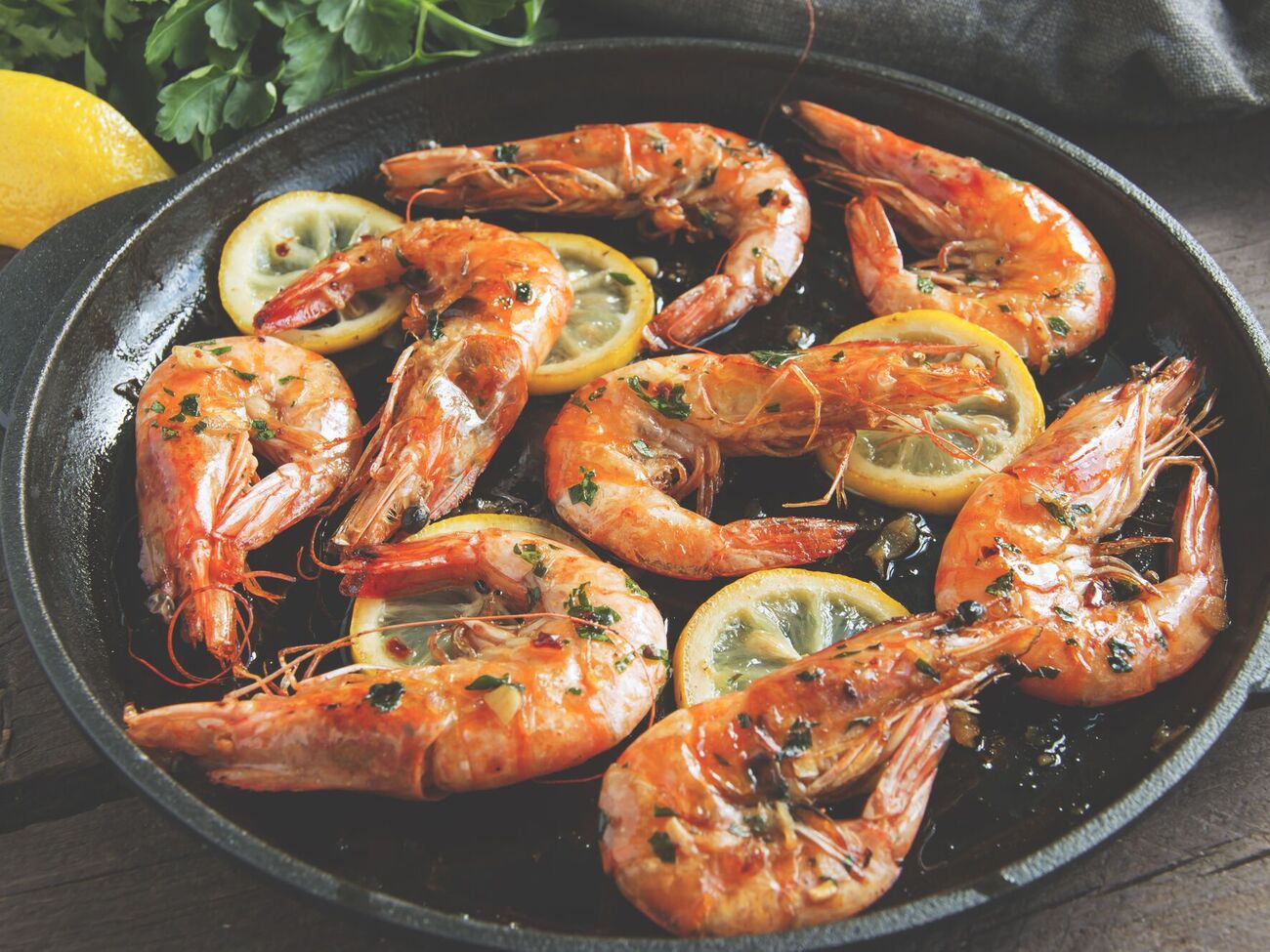 Жарить креветки нужно на хорошо разогретой сковороде на большом огне в течение короткого времени