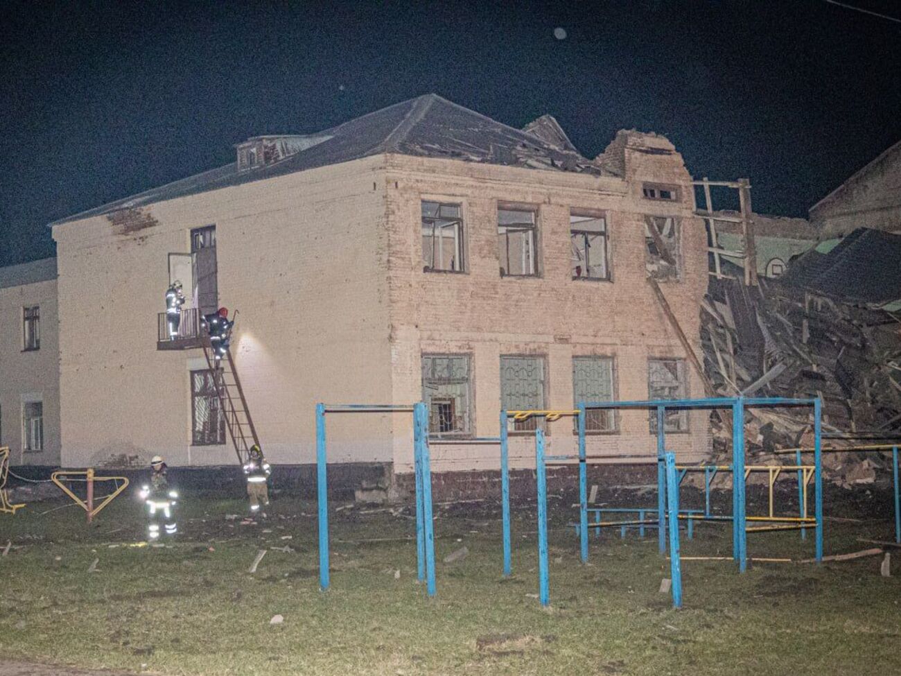 Окупанти зруйнували ракетою будівлю школи в Харкові
