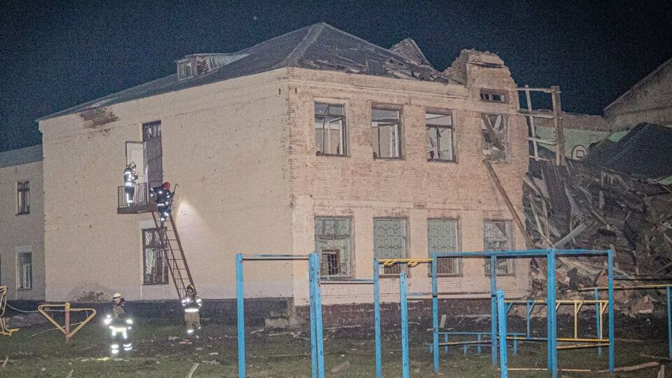 Окупанти зруйнували ракетою будівлю школи в Харкові
