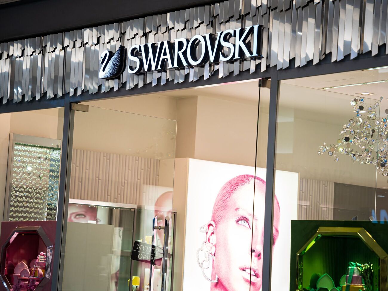 Лопес представила коллаборацию со Swarovski
