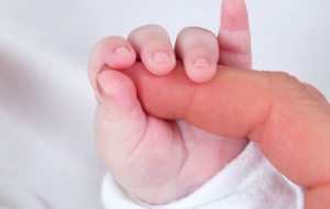 В Боярке под ракетным обстрелом оккупантов на свет появился малыш