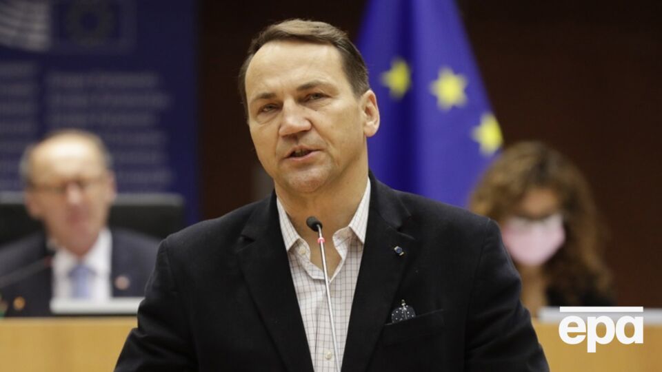 Сикорский отметил, что дальнобойные ракеты позволят Украине уничтожить стартовые площадки и командные центры РФ