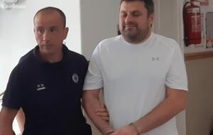 Наумов (справа) пока не может покинуть Сербию, но из тюрьмы уже вышел, выяснило "BBC News Україна"