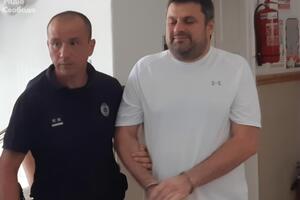 Наумов (справа) пока не может покинуть Сербию, но из тюрьмы уже вышел, выяснило "BBC News Україна"