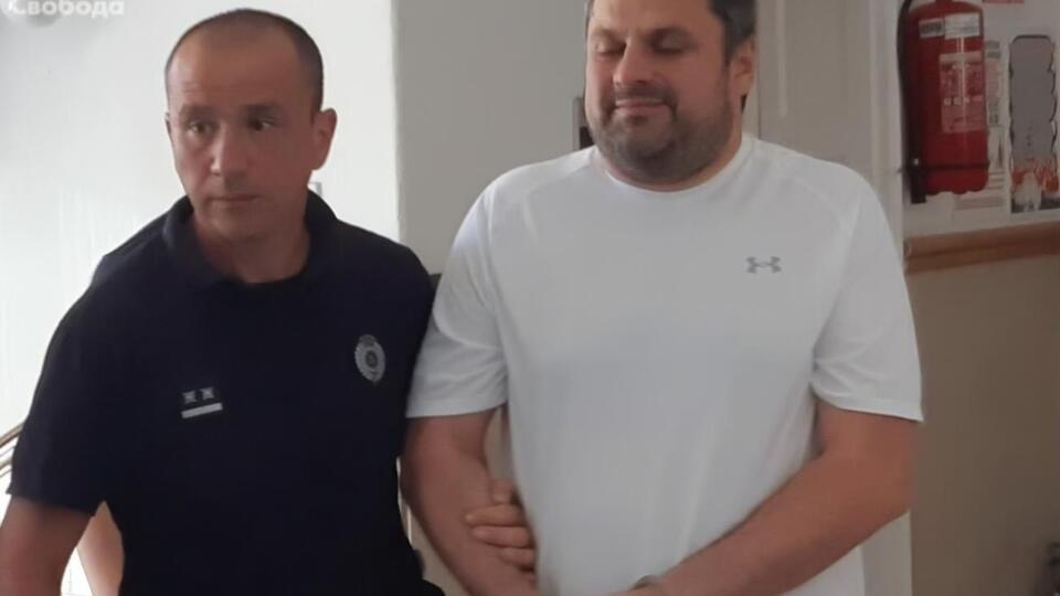 Наумов (справа) пока не может покинуть Сербию, но из тюрьмы уже вышел, выяснило "BBC News Україна"