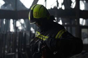 Продолжаются работы по разборке обгоревших конструкций