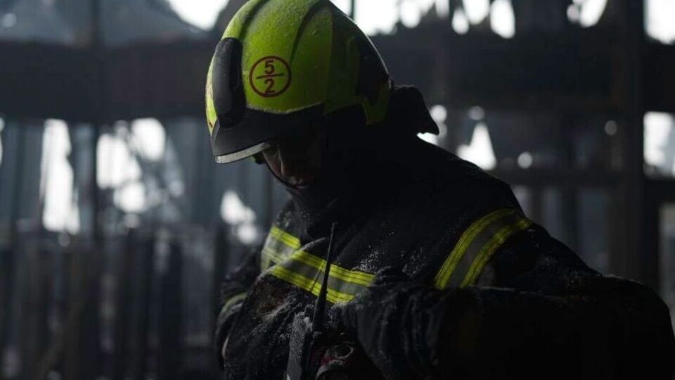 Продолжаются работы по разборке обгоревших конструкций