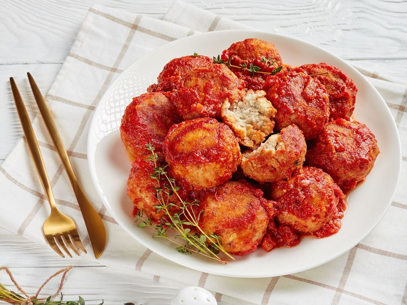 Шу внутри содержат начинку из икры