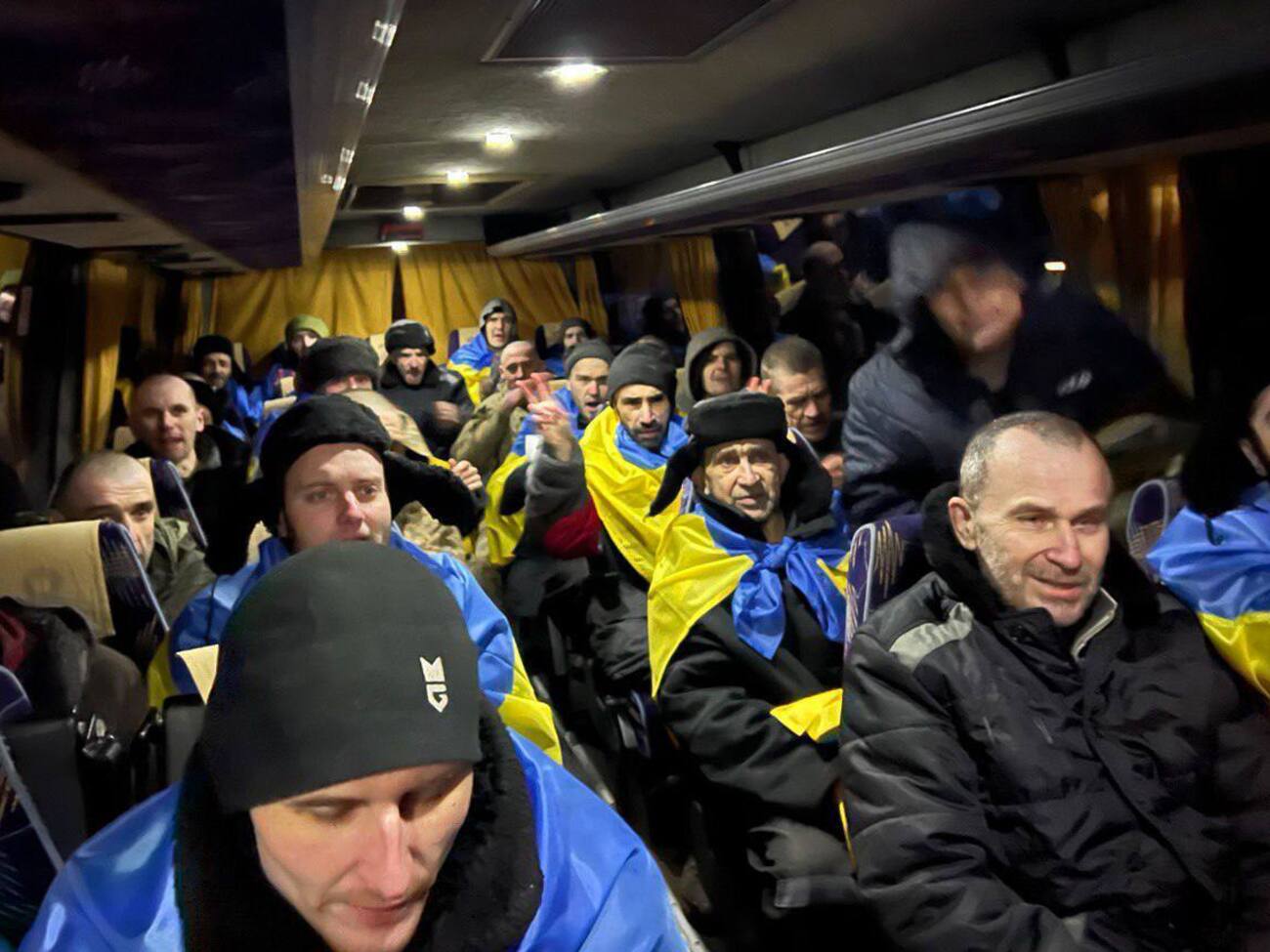 Освобожденных украинцев привезли на автобусах