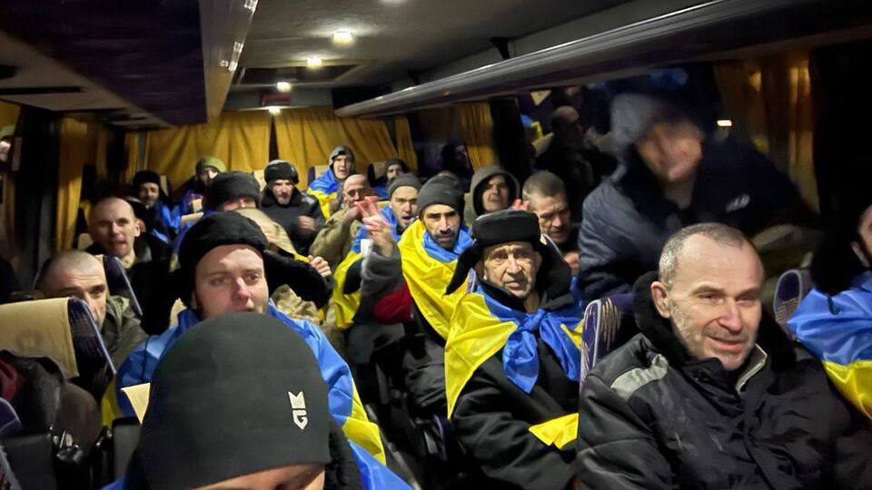 Освобожденных украинцев привезли на автобусах