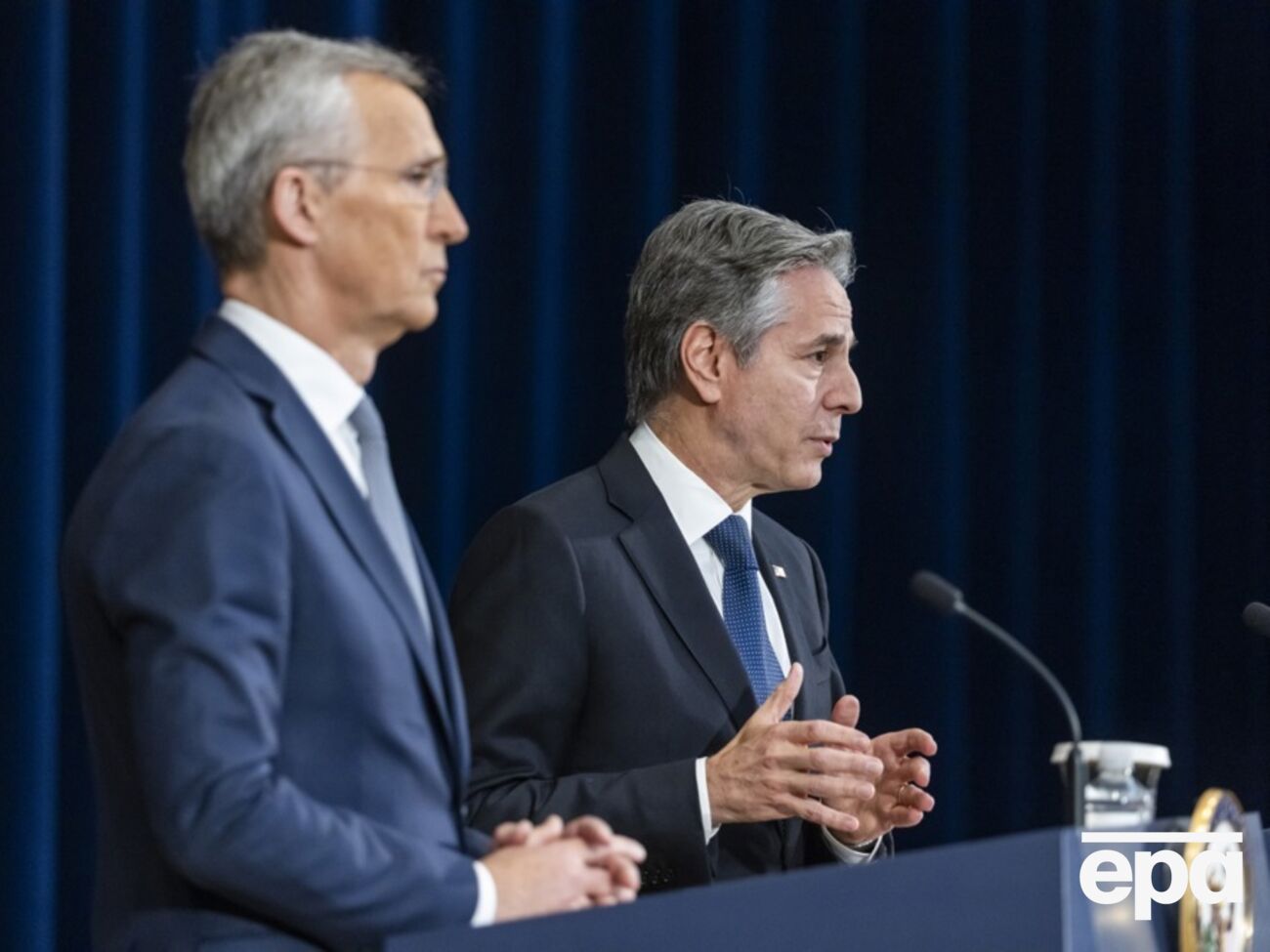 Двери НАТО остаются открытыми, отметил Блинкен (справа) на совместном брифинге со Столтенбергом