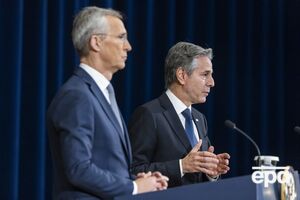 Двери НАТО остаются открытыми, отметил Блинкен (справа) на совместном брифинге со Столтенбергом