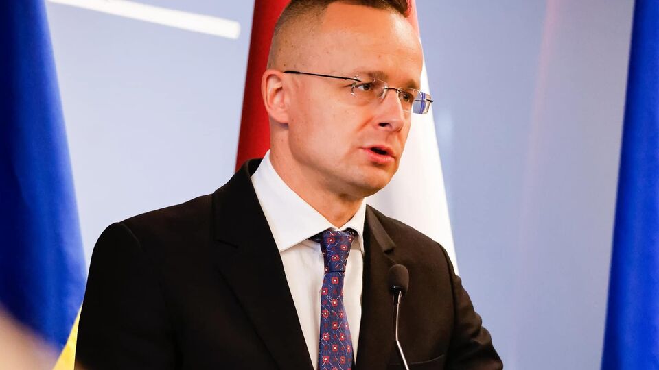 Сийярто отметил, что цель его визита в Ужгород – "возобновление доверия в двусторонних отношениях" между Венгрией и Украиной